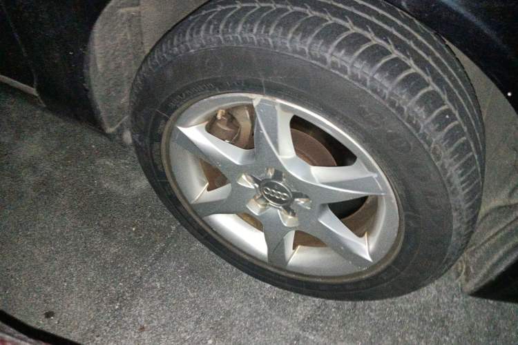 Used Audi A6L 2009 2.0 TFSI automatic standard version Right Front Wheel Hub