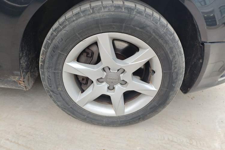 Used Audi A6L 2009 2.0 TFSI automatic standard version Right Front Wheel Hub