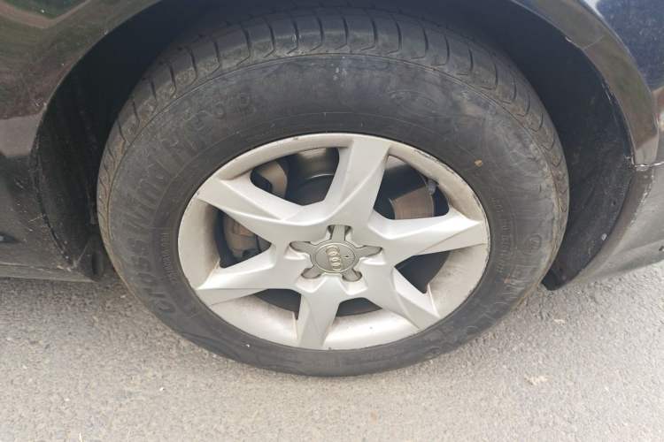 Used Audi A6L 2009 2.0 TFSI automatic standard version Right Front Wheel Hub