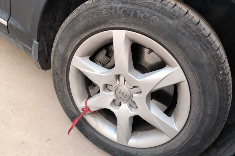 Used Audi A6L 2009 2.0 TFSI automatic standard version Right Front Wheel Hub