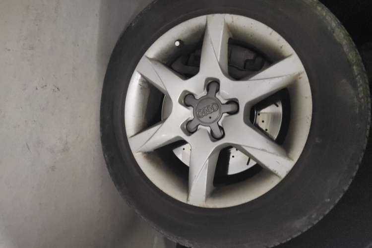 Used Audi A6L 2009 2.0 TFSI automatic standard version Right Front Wheel Hub