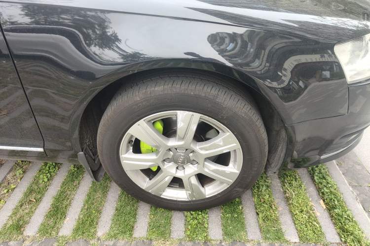 Used Audi A6L 2009 2.0 TFSI automatic standard version Right Front Wheel Hub