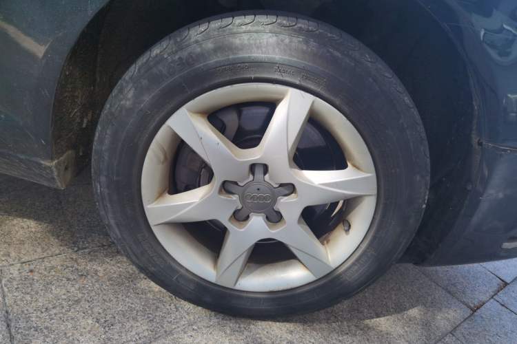 Used Audi A6L 2009 2.0 TFSI automatic standard version Right Front Wheel Hub