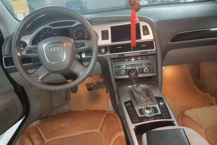 Used Audi A6L 2010 2.0 TFSI Manual Standard Edition Center Console