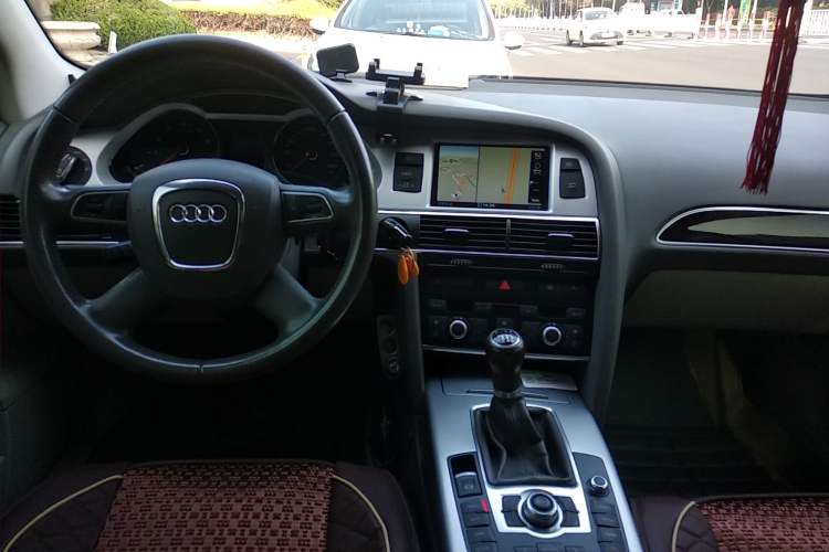 Used Audi A6L 2010 2.0 TFSI Manual Standard Edition Center Console