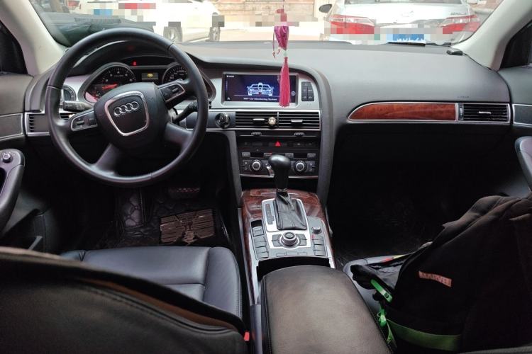 Used Audi A6L 2010 2.0 TFSI Automatic Standard Edition Center Console
