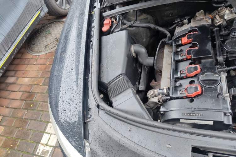 Used Audi A6L 2010 2.0 TFSI Automatic Standard Edition Engine Bay Right