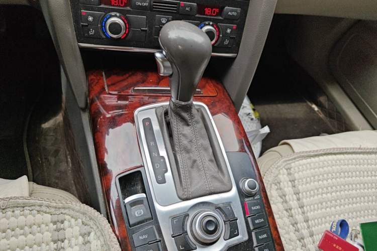 Used Audi A6L 2010 2.0 TFSI Automatic Standard Edition Gear Lever
