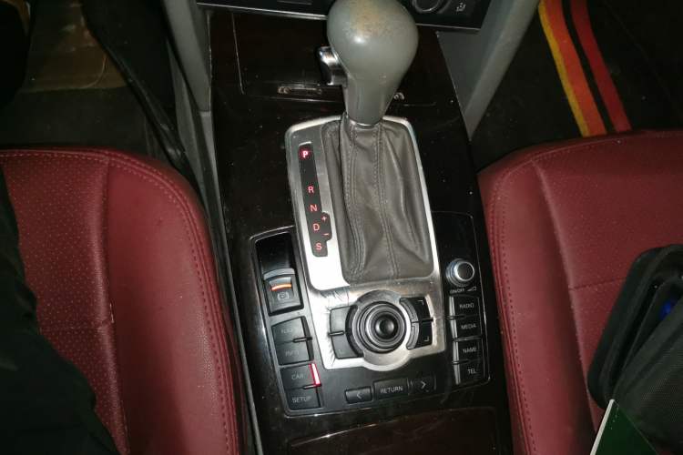 Used Audi A6L 2010 2.0 TFSI Automatic Standard Edition Gear Lever