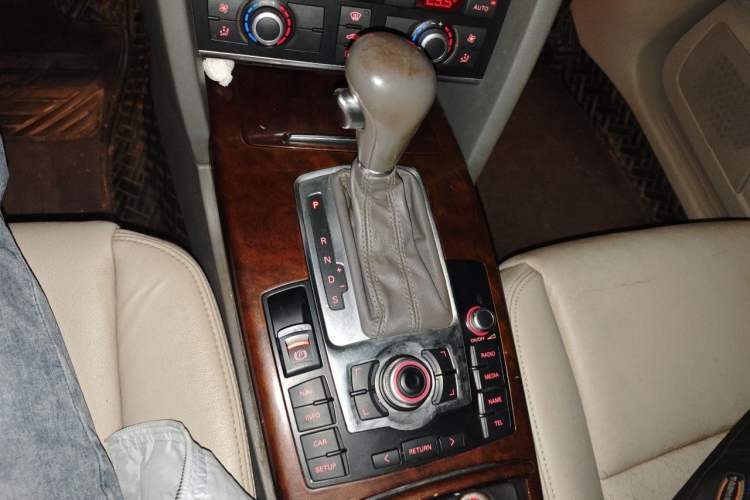 Used Audi A6L 2010 2.0 TFSI Automatic Standard Edition Gear Lever