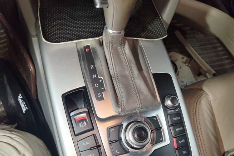Used Audi A6L 2010 2.0 TFSI Automatic Standard Edition Gear Lever
