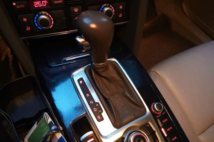 Used Audi A6L 2010 2.0 TFSI Automatic Standard Edition Gear Lever