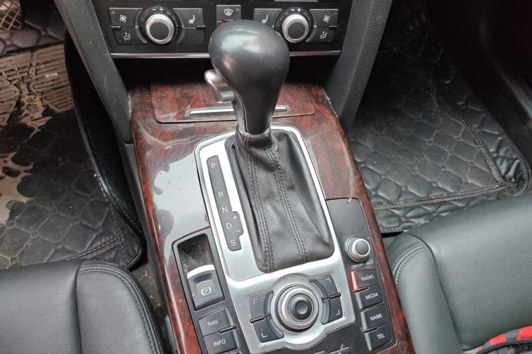 Used Audi A6L 2010 2.0 TFSI Automatic Standard Edition Gear Lever