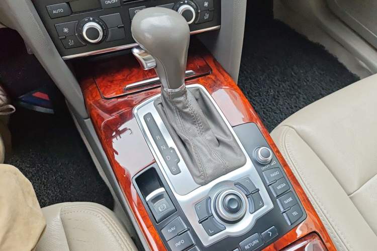 Used Audi A6L 2010 2.0 TFSI Automatic Standard Edition Gear Lever