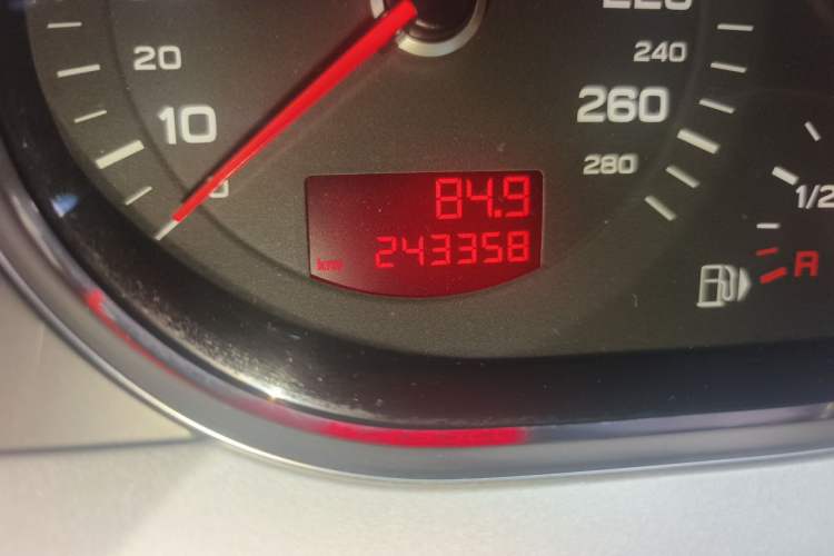 Used Audi A6L 2010 2.8 FSI quattro Luxury Model Odometer Close Up