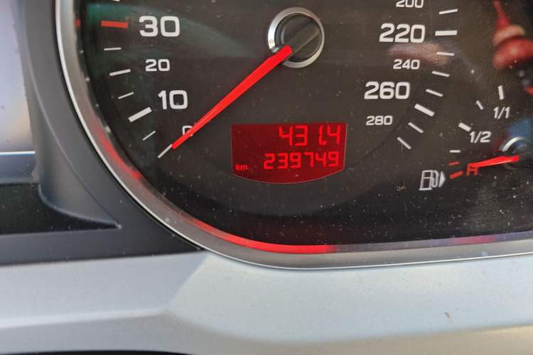 Used Audi A6L 2010 2.4L Comfort Edition Odometer Close Up
