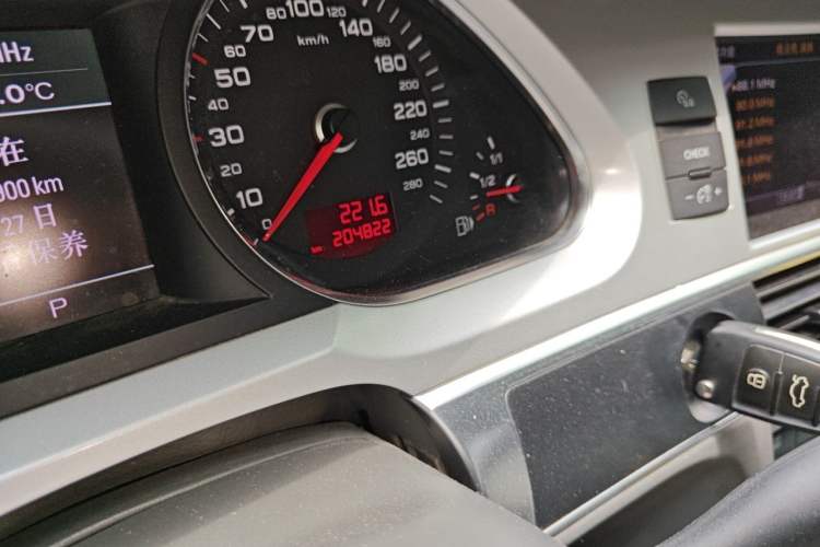 Used Audi A6L 2010 2.0 TFSI Automatic Standard Edition Odometer Close Up