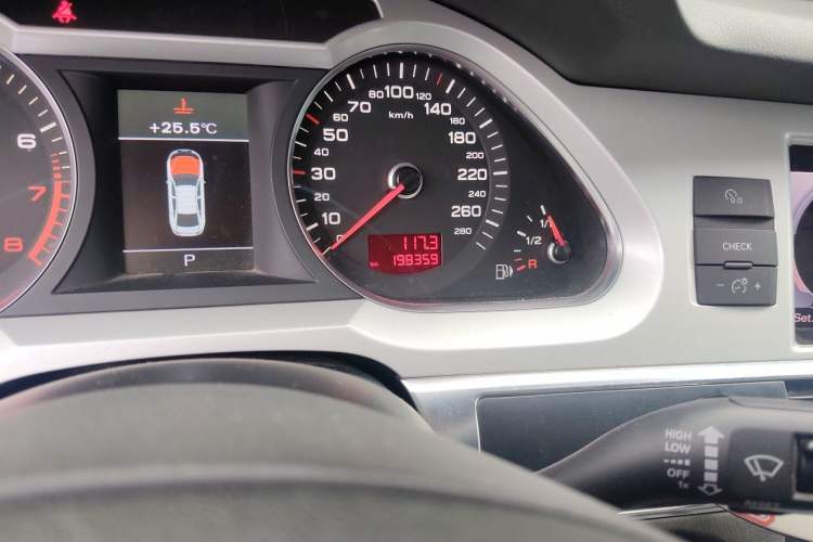 Used Audi A6L 2010 2.0 TFSI Automatic Standard Edition Odometer Close Up
