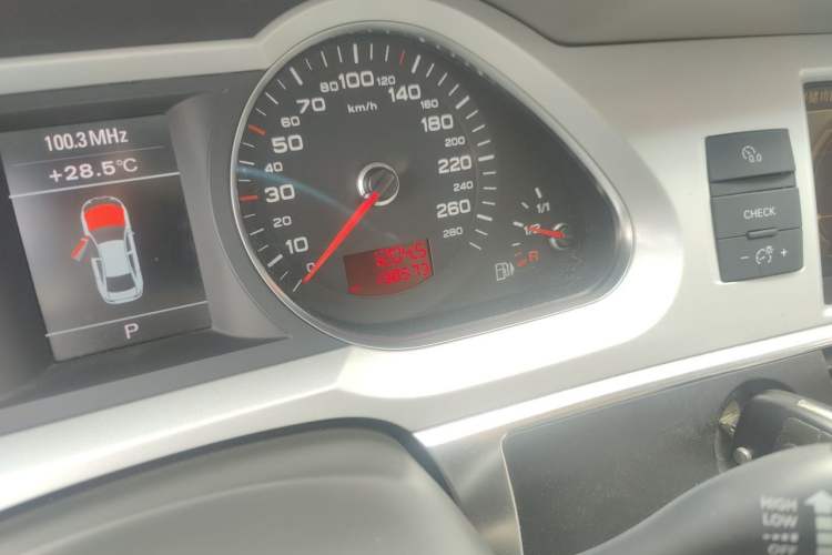 Used Audi A6L 2010 2.0 TFSI Automatic Standard Edition Odometer Close Up
