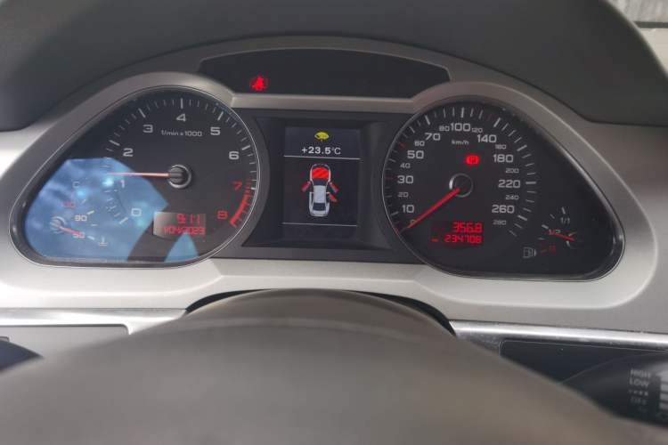 Used Audi A6L 2010 2.0 TFSI Manual Standard Edition Odometer Close Up
