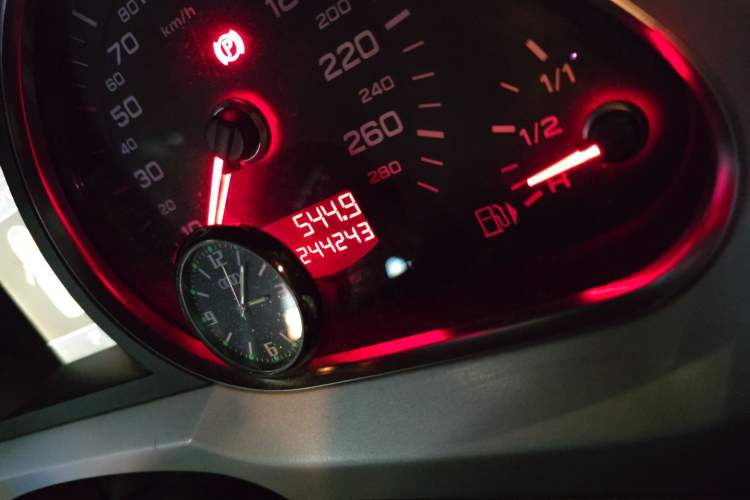 Used Audi A6L 2010 2.0 TFSI Automatic Standard Edition Odometer Close Up