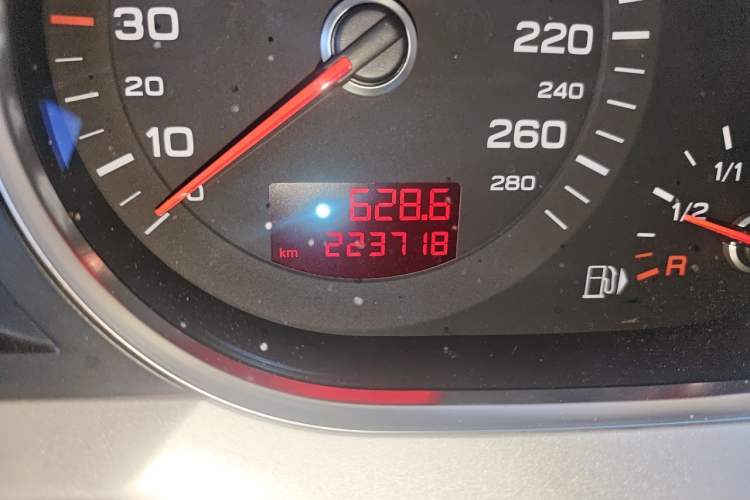 Used Audi A6L 2010 2.0 TFSI Automatic Standard Edition Odometer Close Up