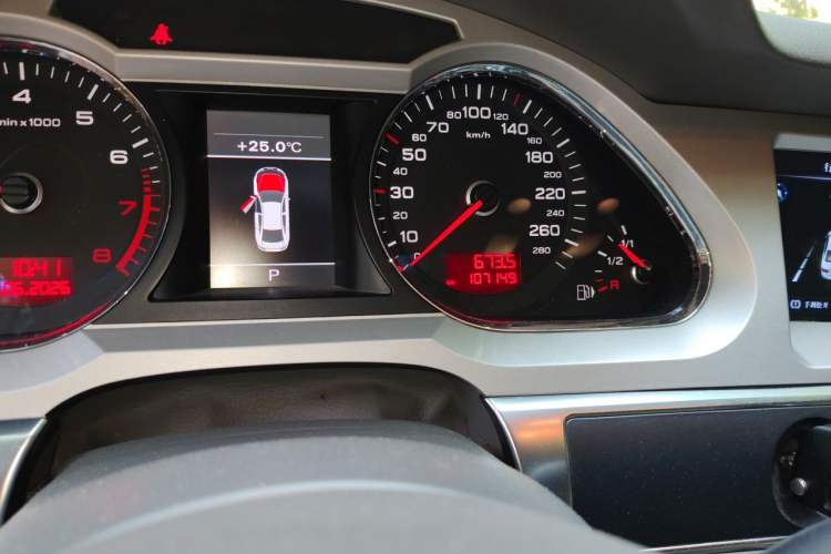 Used Audi A6L 2010 2.0 TFSI Automatic Standard Edition Odometer Close Up