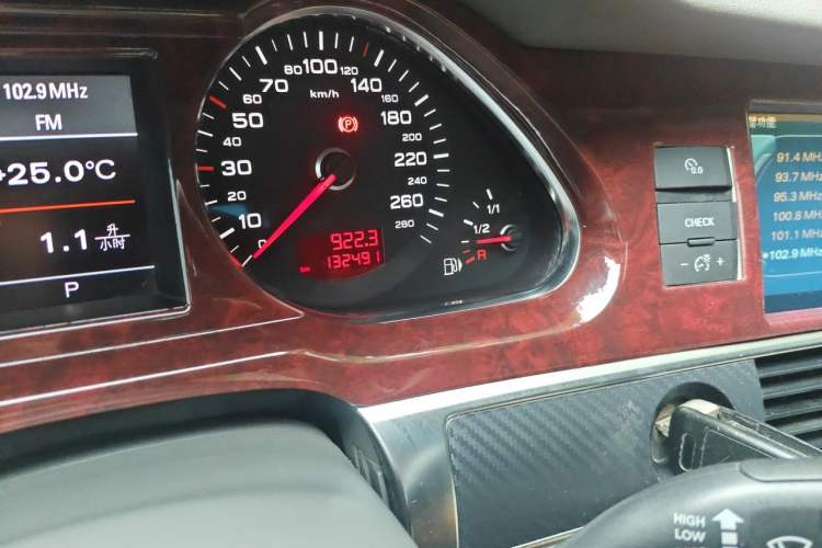 Used Audi A6L 2010 2.0 TFSI Automatic Standard Edition Odometer Close Up