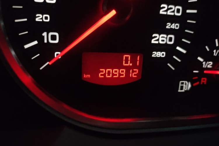 Used Audi A6L 2010 2.0 TFSI Automatic Standard Edition Odometer Close Up