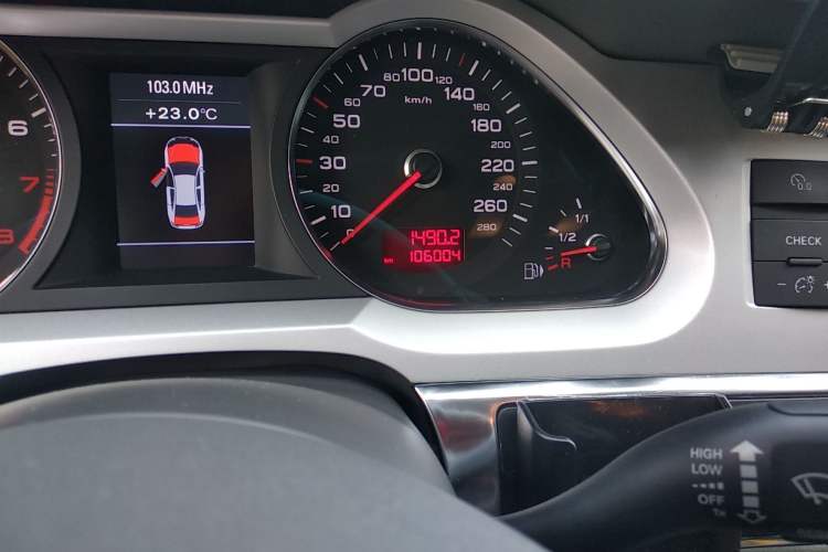 Used Audi A6L 2010 2.0 TFSI Manual Standard Edition Odometer Close Up