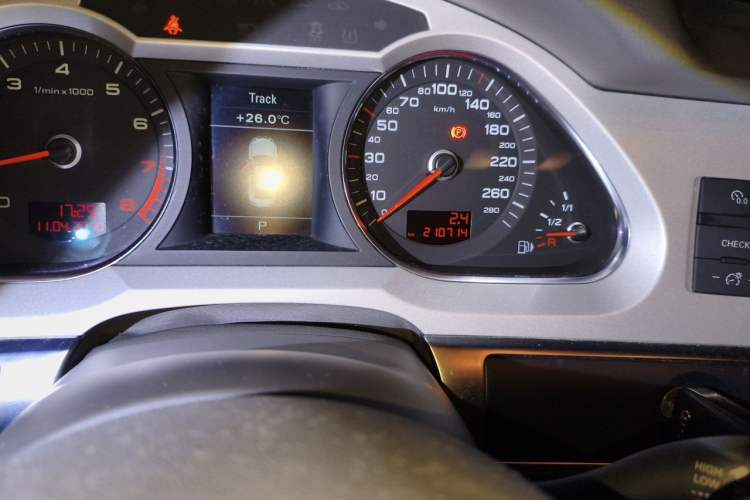 Used Audi A6L 2010 2.0 TFSI Automatic Standard Edition Odometer Close Up