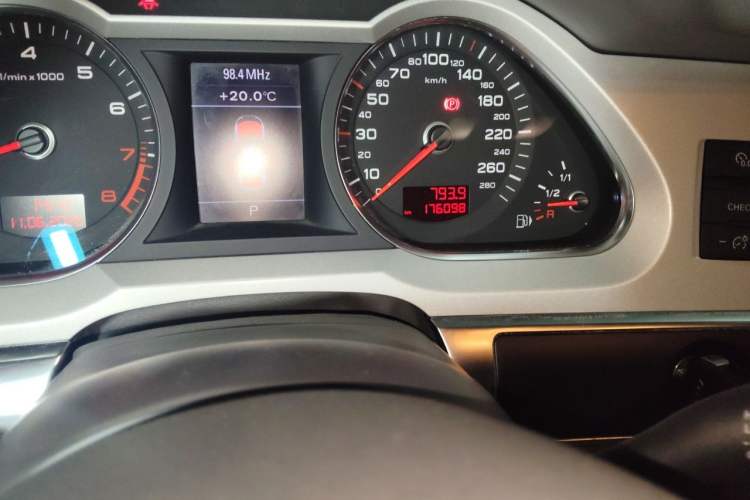 Used Audi A6L 2010 2.0 TFSI Automatic Standard Edition Odometer Close Up