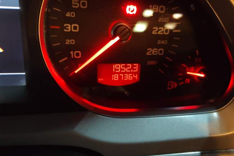 Used Audi A6L 2010 2.0 TFSI Automatic Standard Edition Odometer Close Up