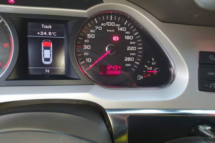 Used Audi A6L 2010 2.7 TDI Odometer Close Up