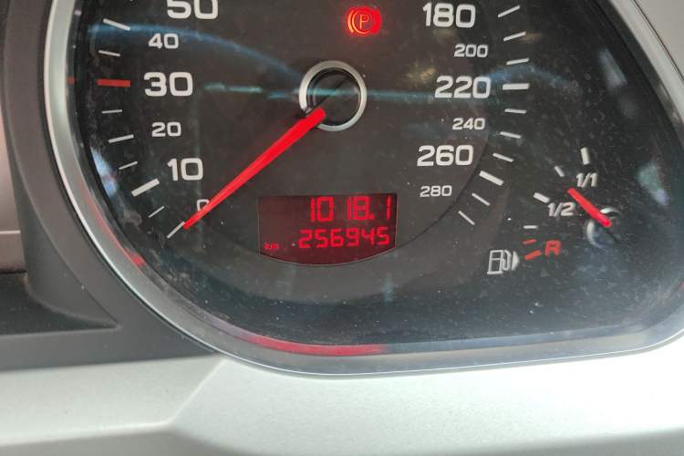 Used Audi A6L 2010 2.4L Comfort Edition Odometer Close Up
