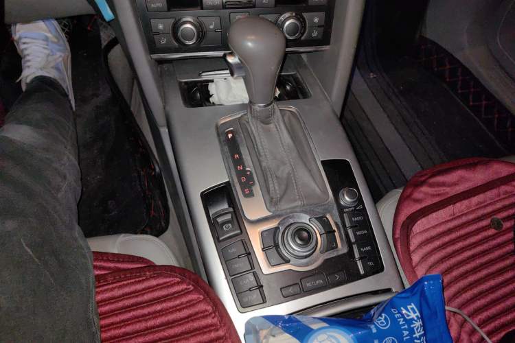 Used Audi A6L 2010 2.0 TFSI Automatic Standard Edition Gear Lever