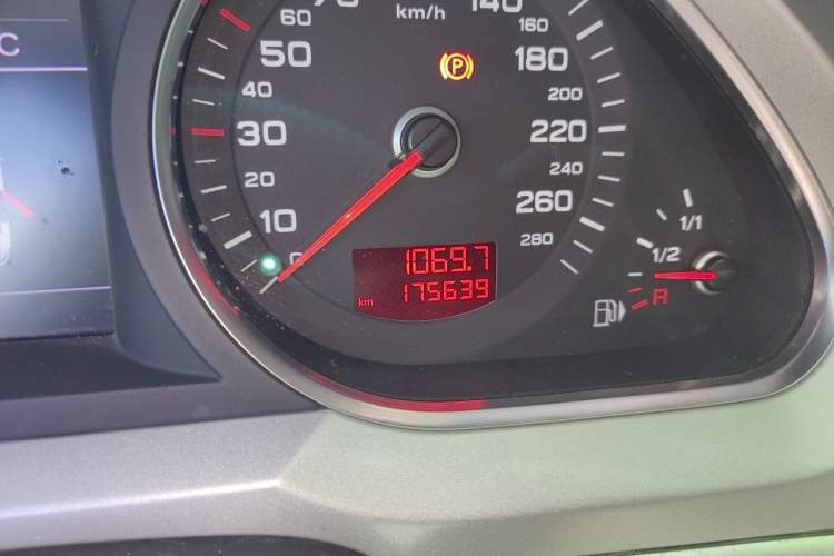 Used Audi A6L 2010 2.0 TFSI Automatic Standard Edition Odometer Close Up