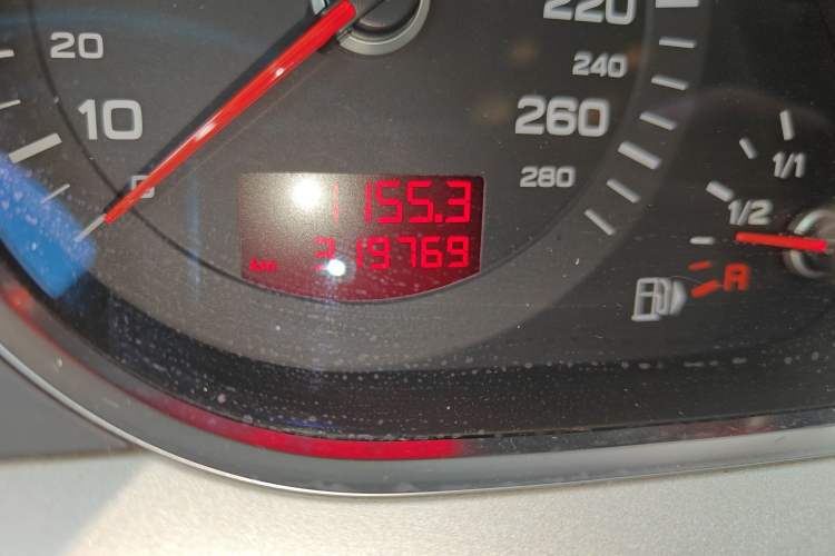 Used Audi A6L 2010 2.0 TFSI Automatic Standard Edition Odometer Close Up