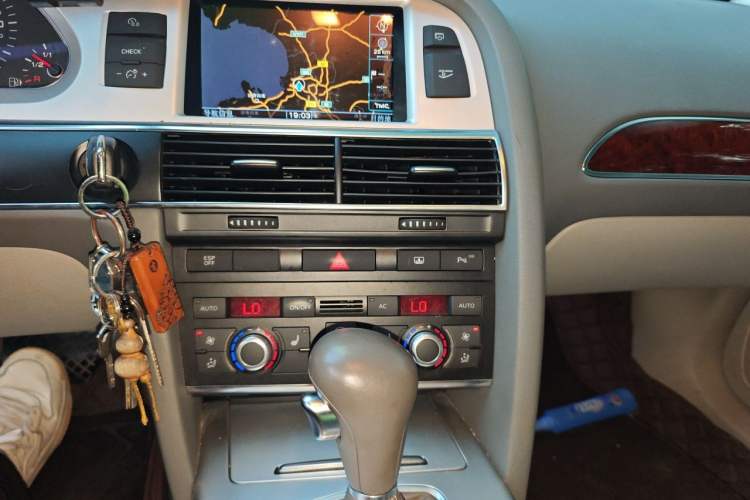Used Audi A6L 2011 2.0 TFSI automatic Comfort trim Audio And AC Panel