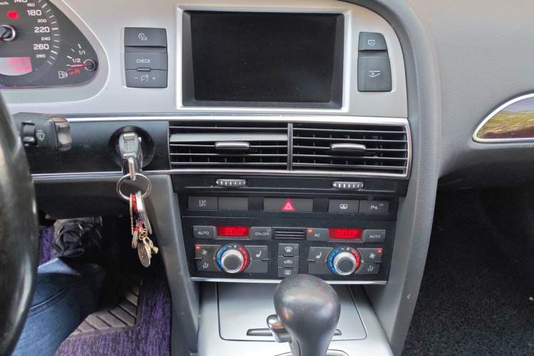 Used Audi A6L 2011 2.0 TFSI automatic Comfort trim Audio And AC Panel