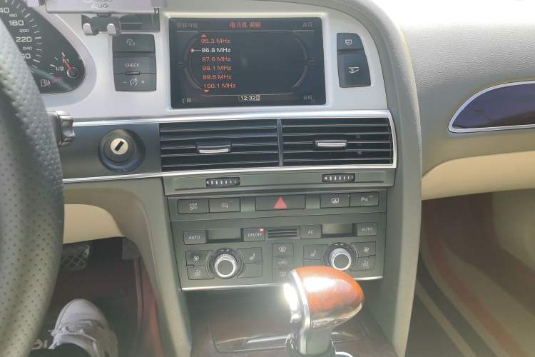 Used Audi A6L 2011 2.4L Comfort Edition Audio And AC Panel
