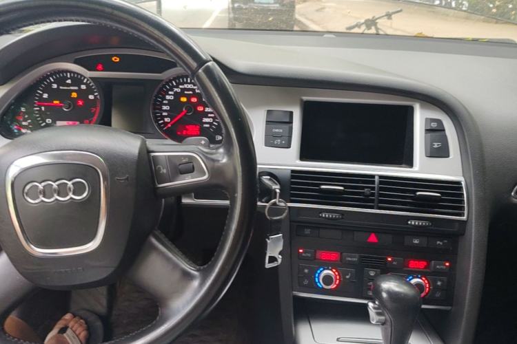 Used Audi A6L 2011 2.0 TFSI automatic Comfort trim Center Console