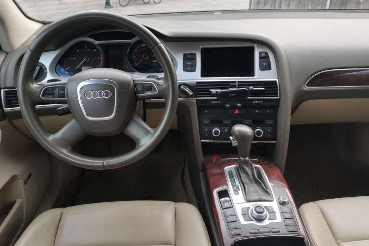 Used Audi A6L 2011 2.7 TDI Comfort Model Center Console