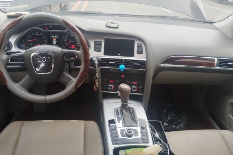 Used Audi A6L 2011 2.0 TFSI automatic Comfort trim Center Console