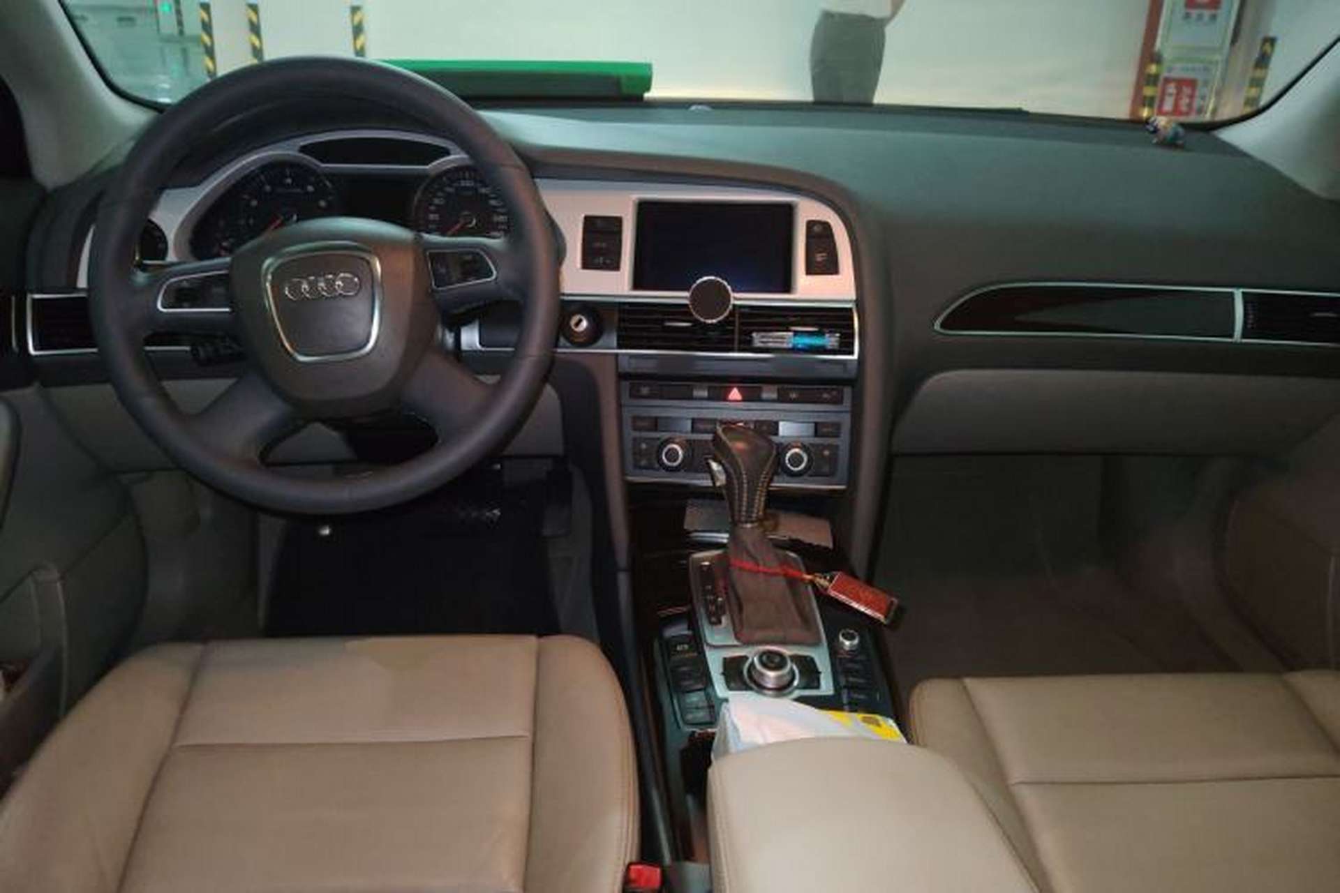 Used Audi A6L 2011 2.0 TFSI automatic Comfort trim Center Console