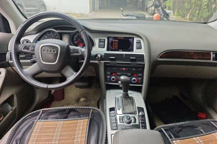 Used Audi A6L 2011 2.0 TFSI automatic Comfort trim Center Console