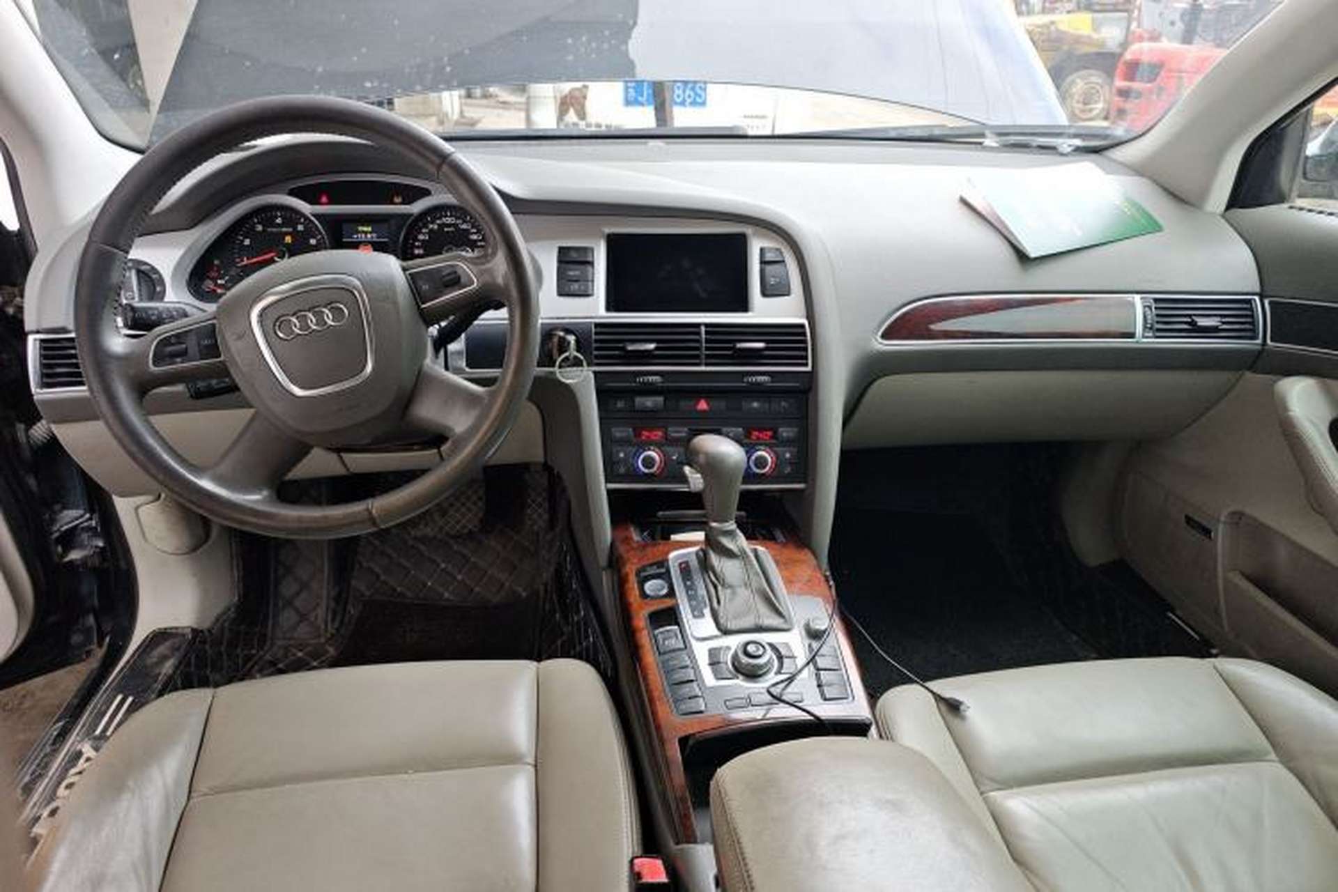 Used Audi A6L 2011 2.8 FSI Comfort Model Center Console