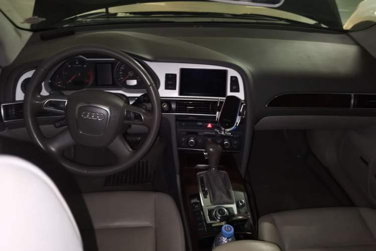 Used Audi A6L 2011 2.7 TDI Comfort Model Center Console