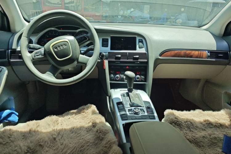 Used Audi A6L 2011 2.0 TFSI automatic Comfort trim Center Console