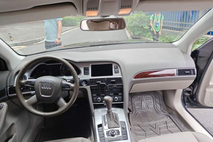 Used Audi A6L 2011 2.0 TFSI Automatic Standard Edition Center Console